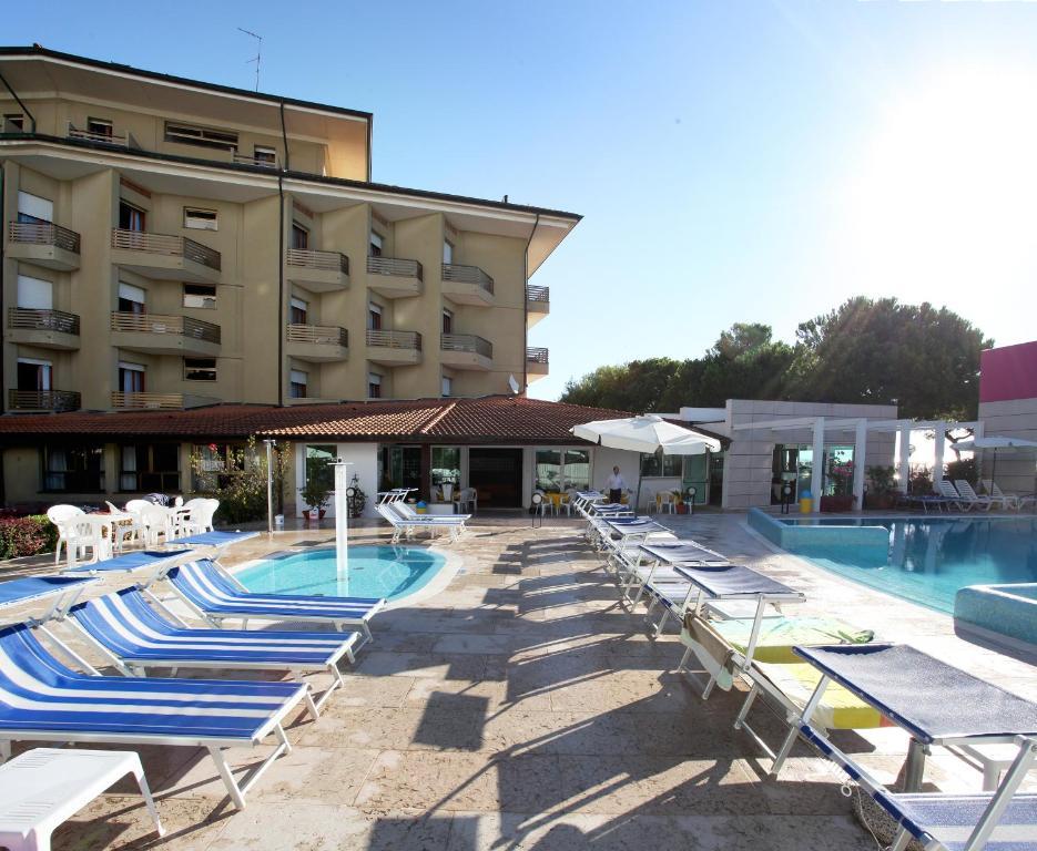 Hotel Bristol Lignano Sabbiadoro Exterior photo
