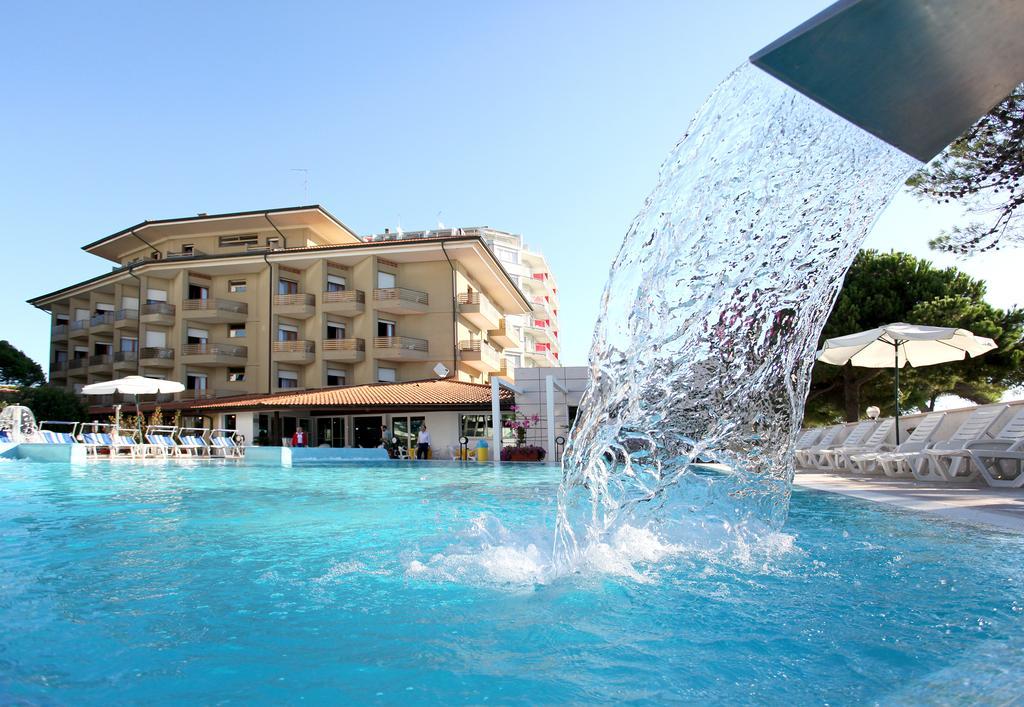 Hotel Bristol Lignano Sabbiadoro Exterior photo